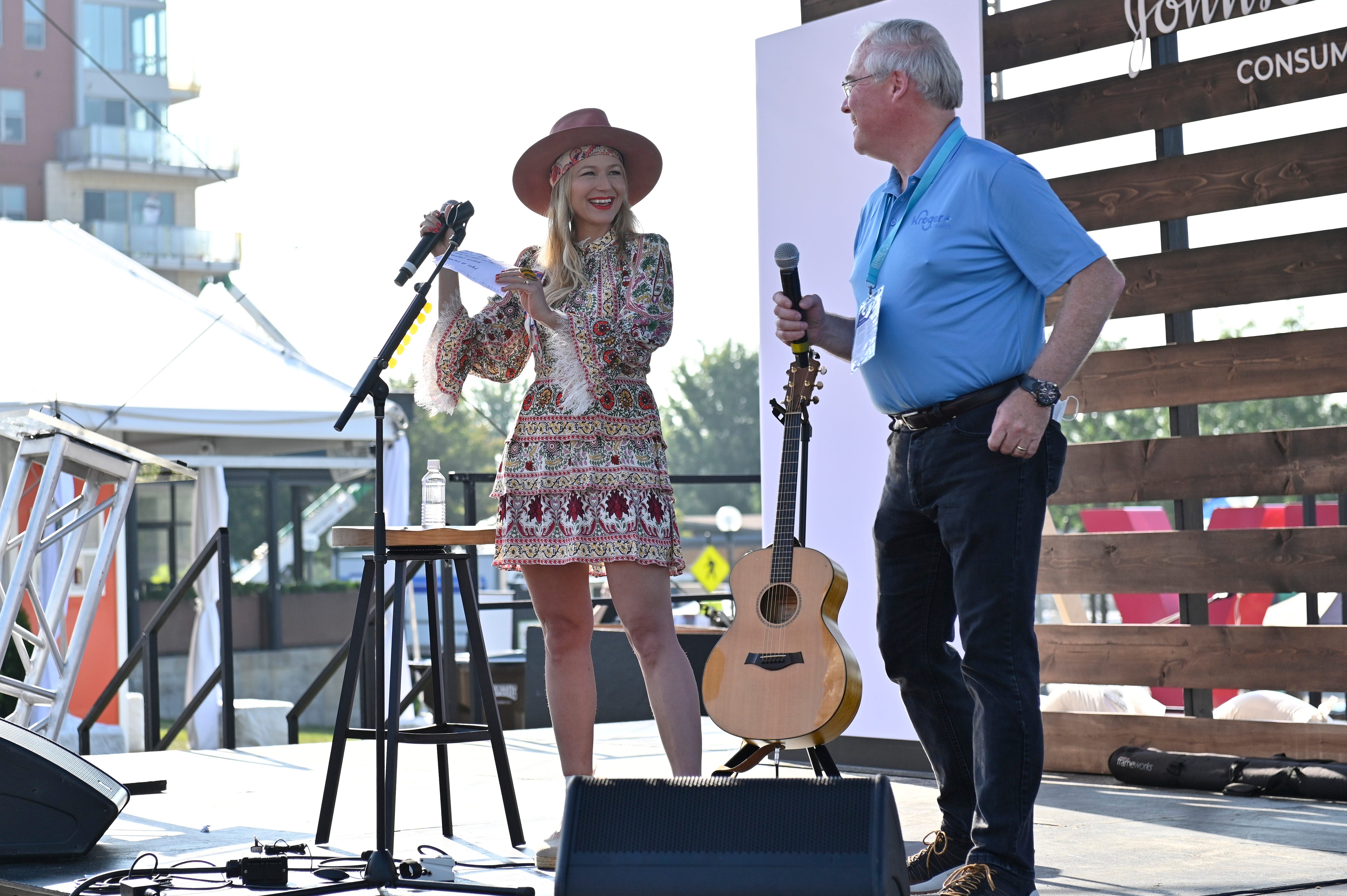Jewel on stage with former Kroger CEO Rodney McMullen.