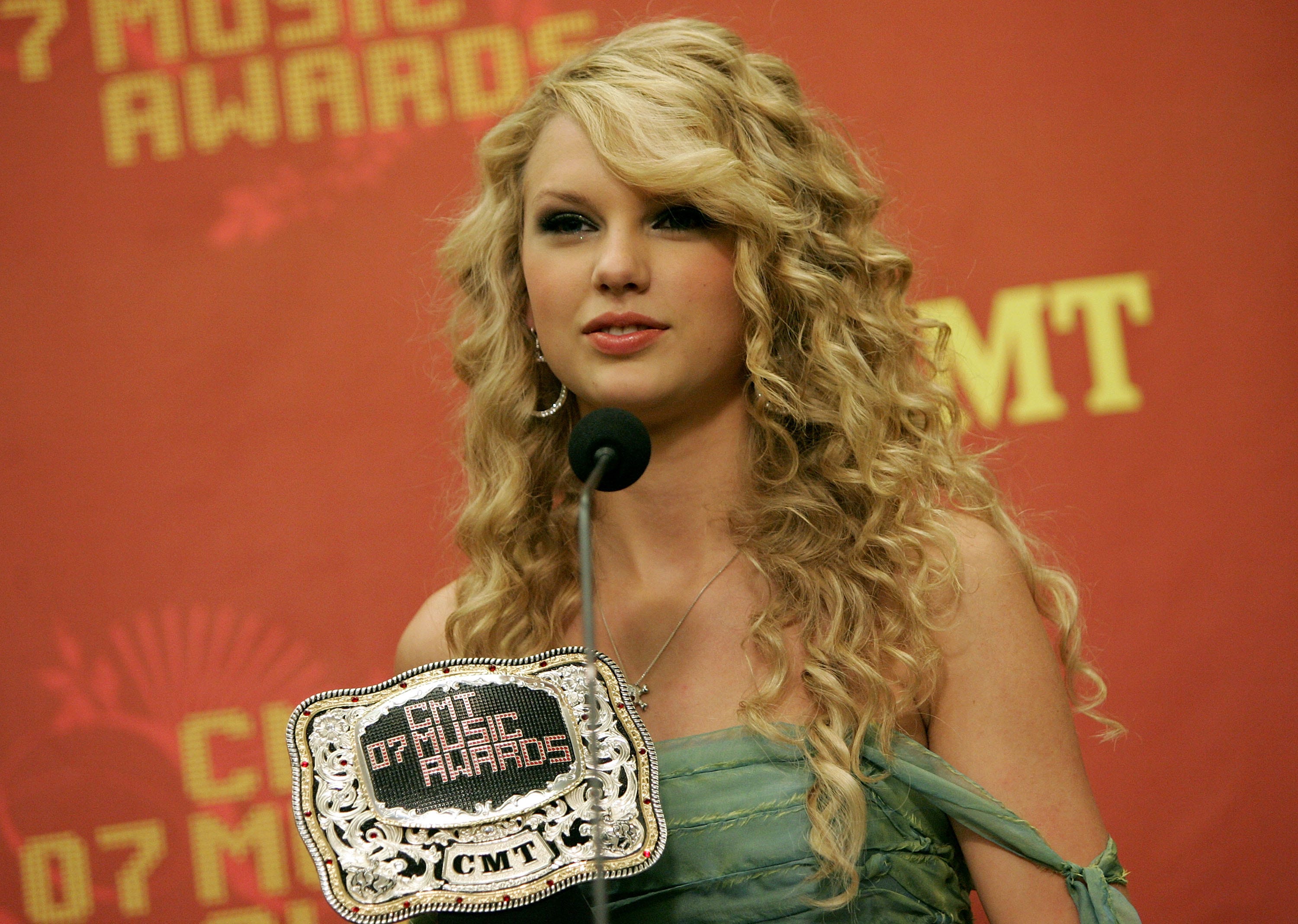 Taylor Swift during the 2007 CMT Music Awards.