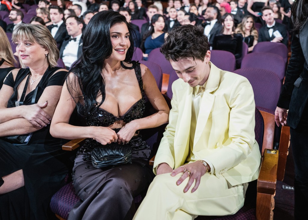 HOLLYWOOD, CALIFORNIA - MARCH 02: (EDITORIAL ONLY, NO BOOK COVERS) Timothée Chalamet and Kylie Jenner attend the 97th Annual Oscars at Dolby Theatre on March 02, 2025 in Hollywood, California. (Photo by John Shearer/97th Oscars/The Academy via Getty Images)
