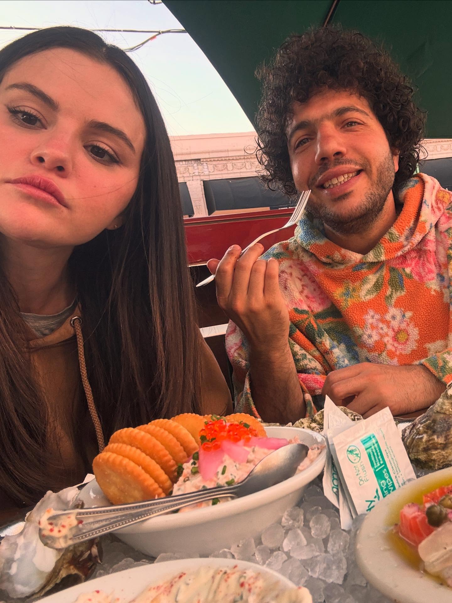 Selena Gomez and Benny Blanco eat dinner. 