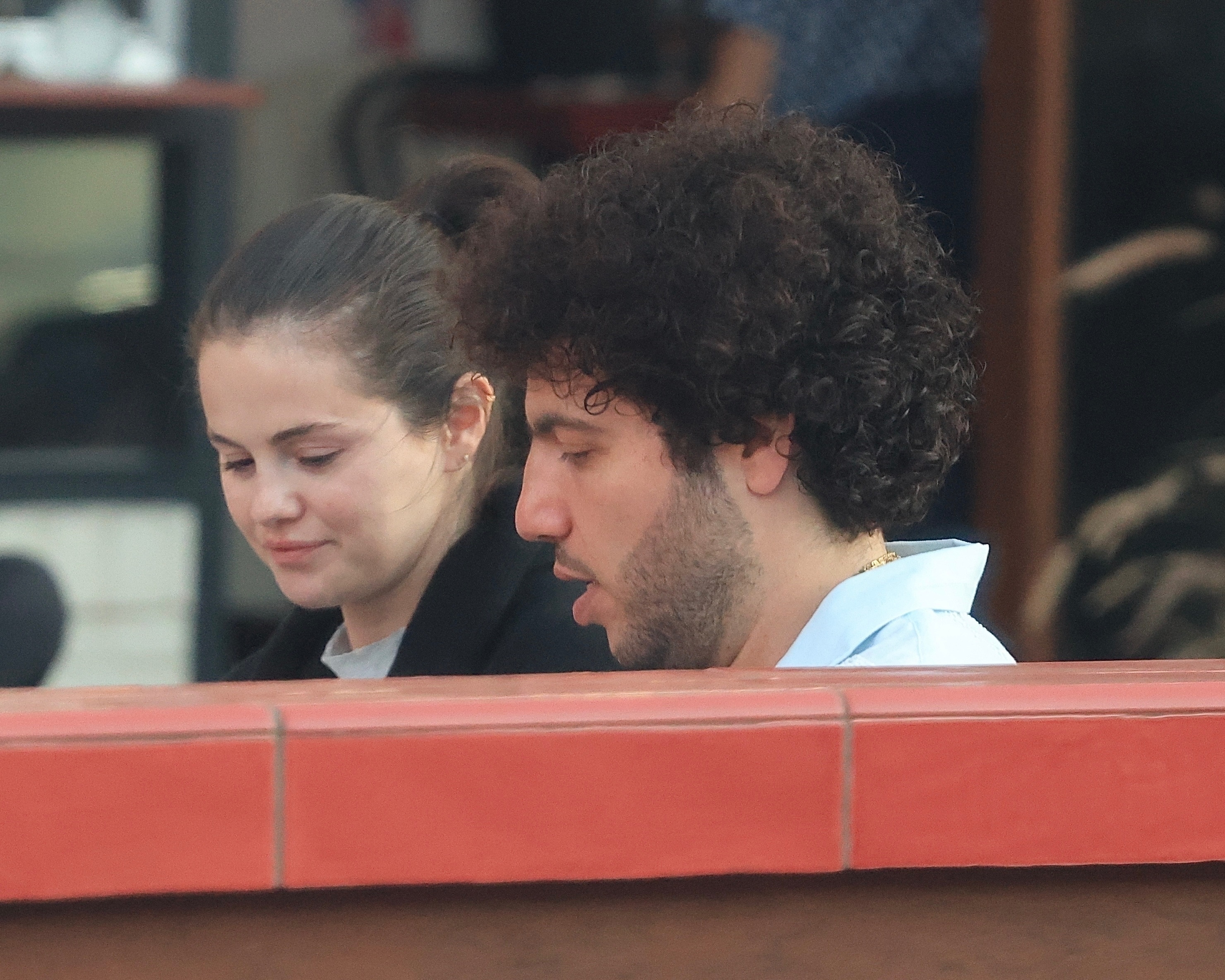 Selena Gomez and Benny Blanco eating dinner. 