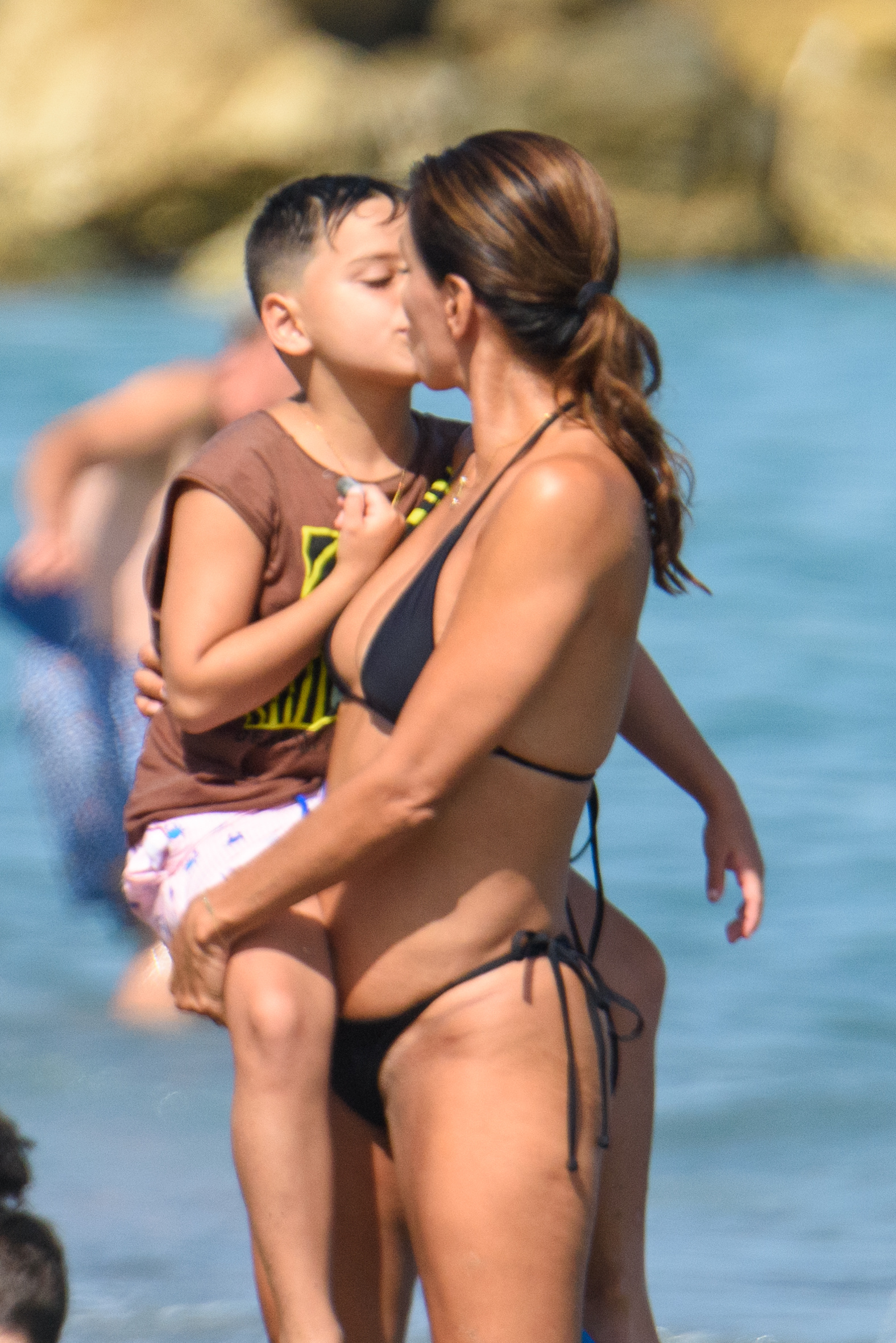 Eva Longoria kisses her son on the beach. 