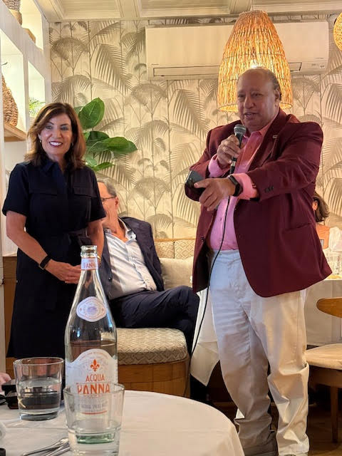 Gov. Kathy Hochul and John Catsimatidis at a breakfast meeting.