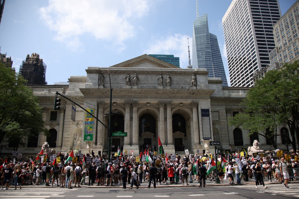Protest against the US-Israel-Palestinian conflict in front of the New York Public Library.