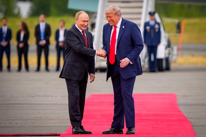 Trump welcomes Putin on a red carpet upon his arrival