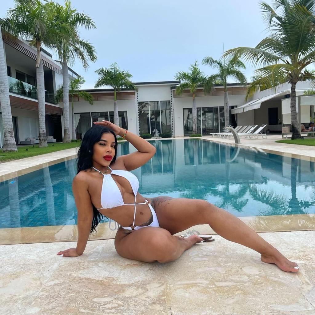 Influencer Ariela La Langosta poses by the pool.