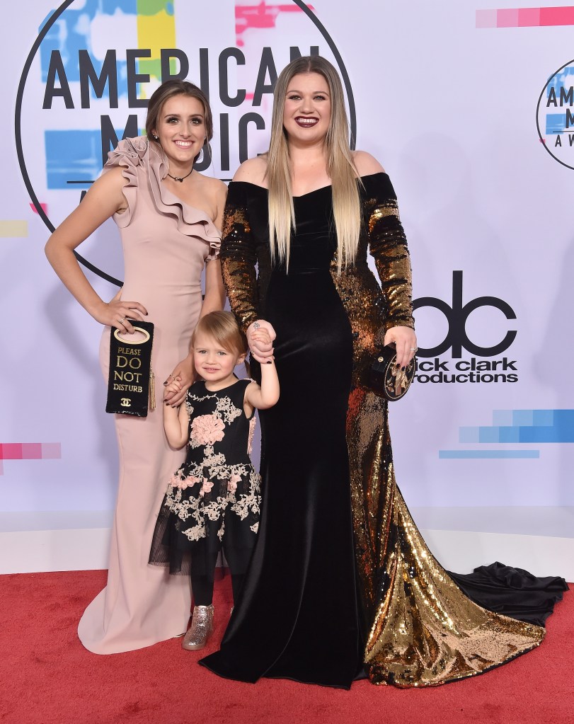 Kelly Clarkson and daughters at November 2017 American Music Awards