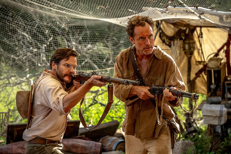 Jude Law and Daniel Brühl in Eden.