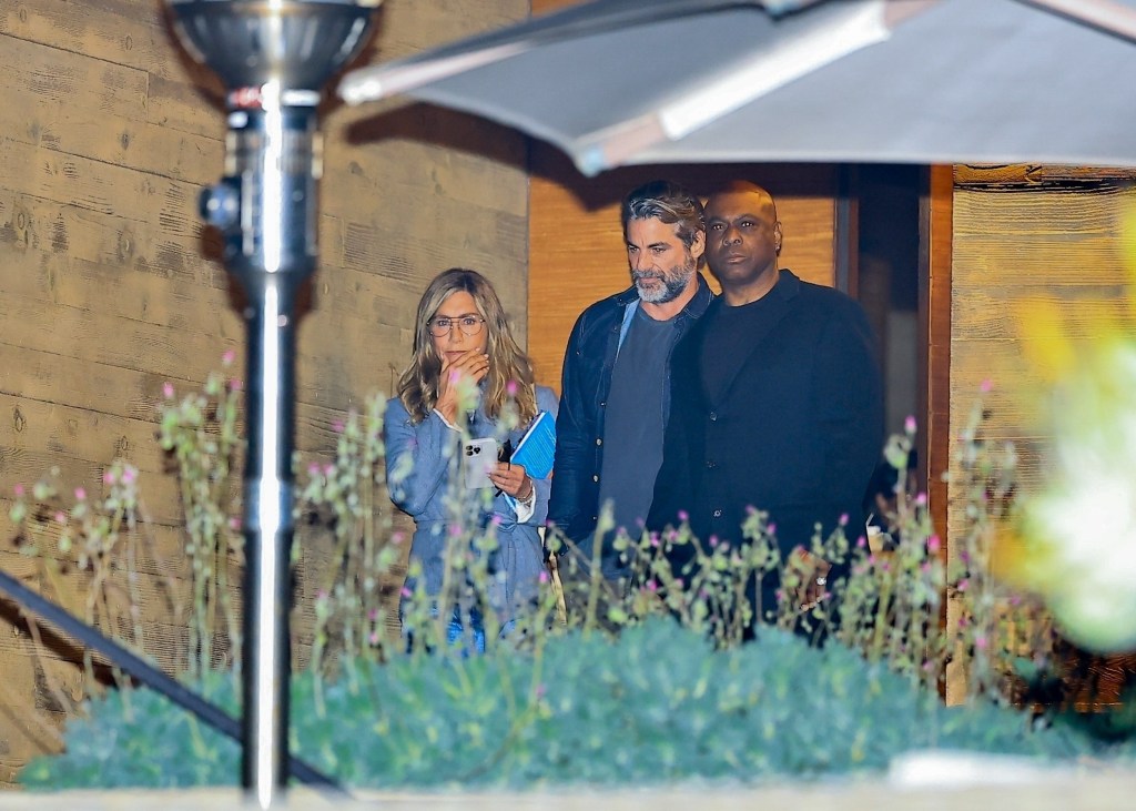 *EXCLUSIVE* Malibu, CA Jennifer Aniston stepped out with her new boyfriend Jim Curtis for a dinner date at Nobu in Malibu, where they joined longtime friends Courteney Cox and Johnny McDaid. Aniston kept it casual chic in a gray blazer, jeans, and glasses, while Cox opted for a denim jacket and a black ensemble. The couples were seen leaving the restaurant together after their evening out.

