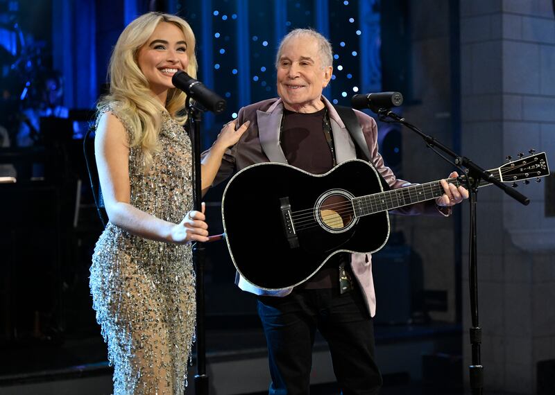 Sabrina Carpenter and Paul Simon perform "Homeward Bound"