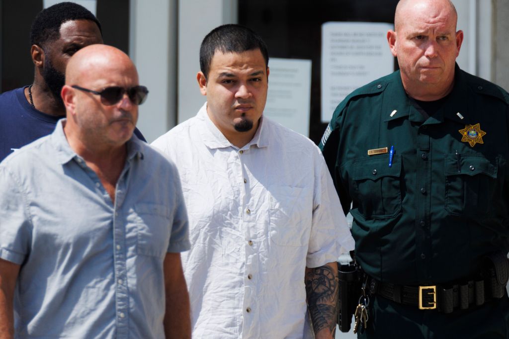 Kilmar Abrego Garcia leaving a jail, flanked by two men and a sheriff.