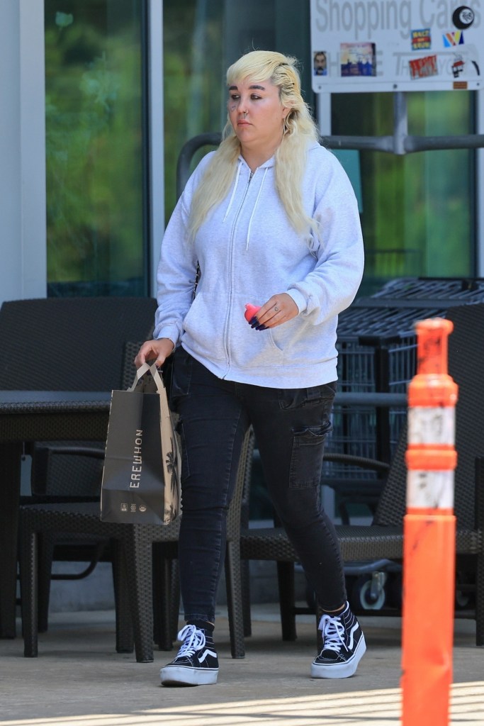 *EXCLUSIVE* Calabasas, CA Amanda Bynes spotted leaving Erewhon in Calabasas with a friend, keeping a low profile during the rare outing.
