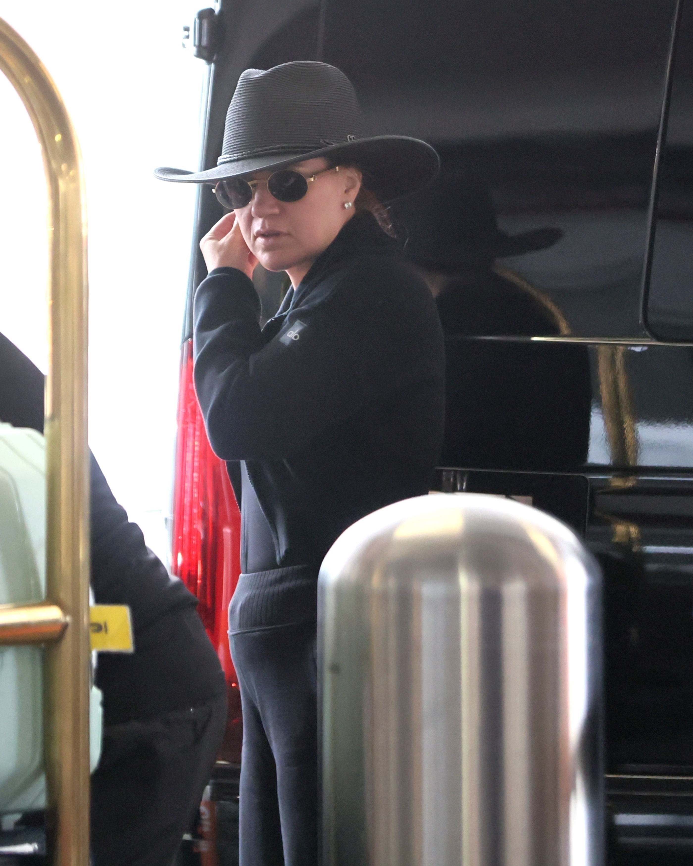 Kelly Clarkson in a black cowboy hat. 