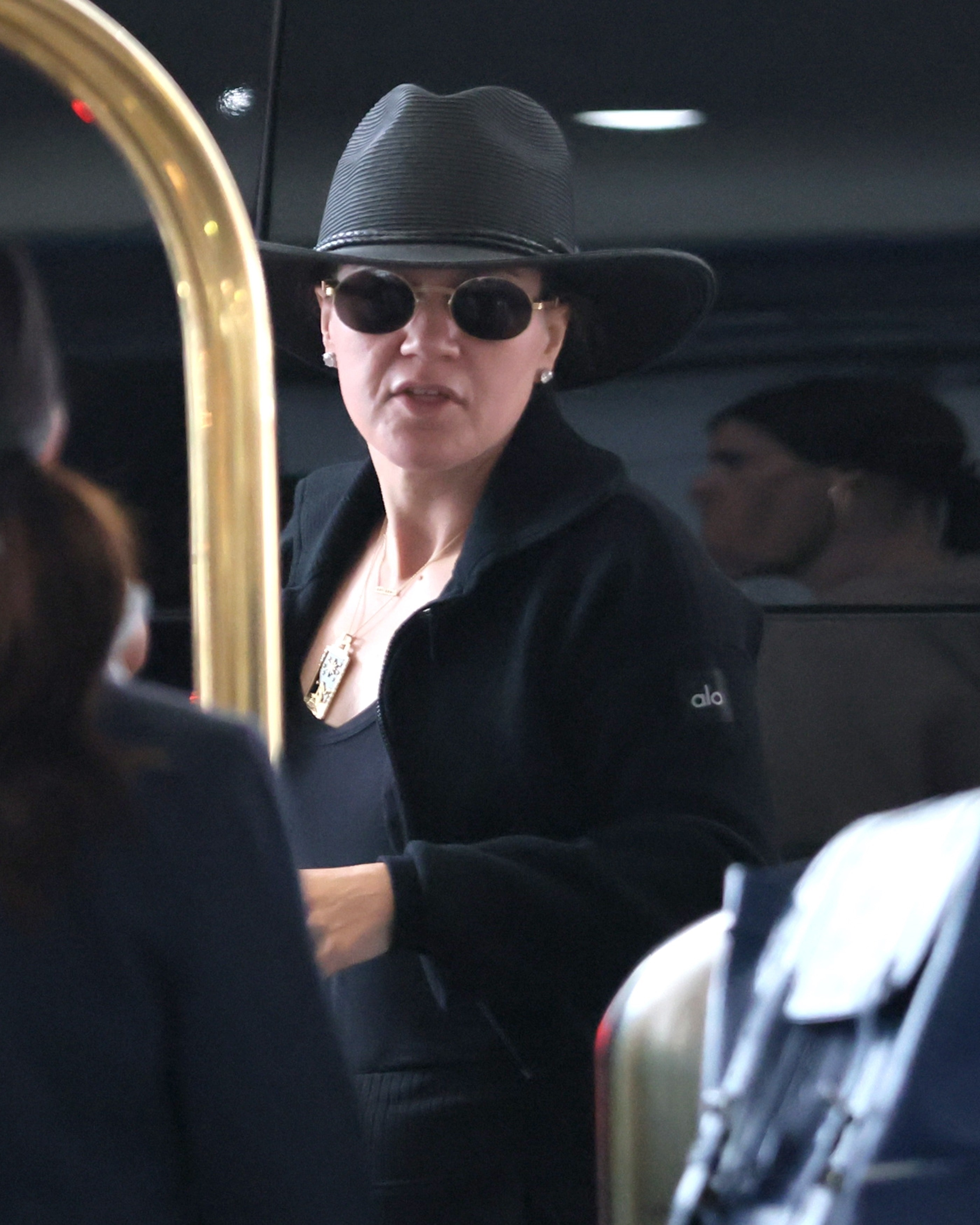 Kelly Clarkson in a black hat and sunglasses. 