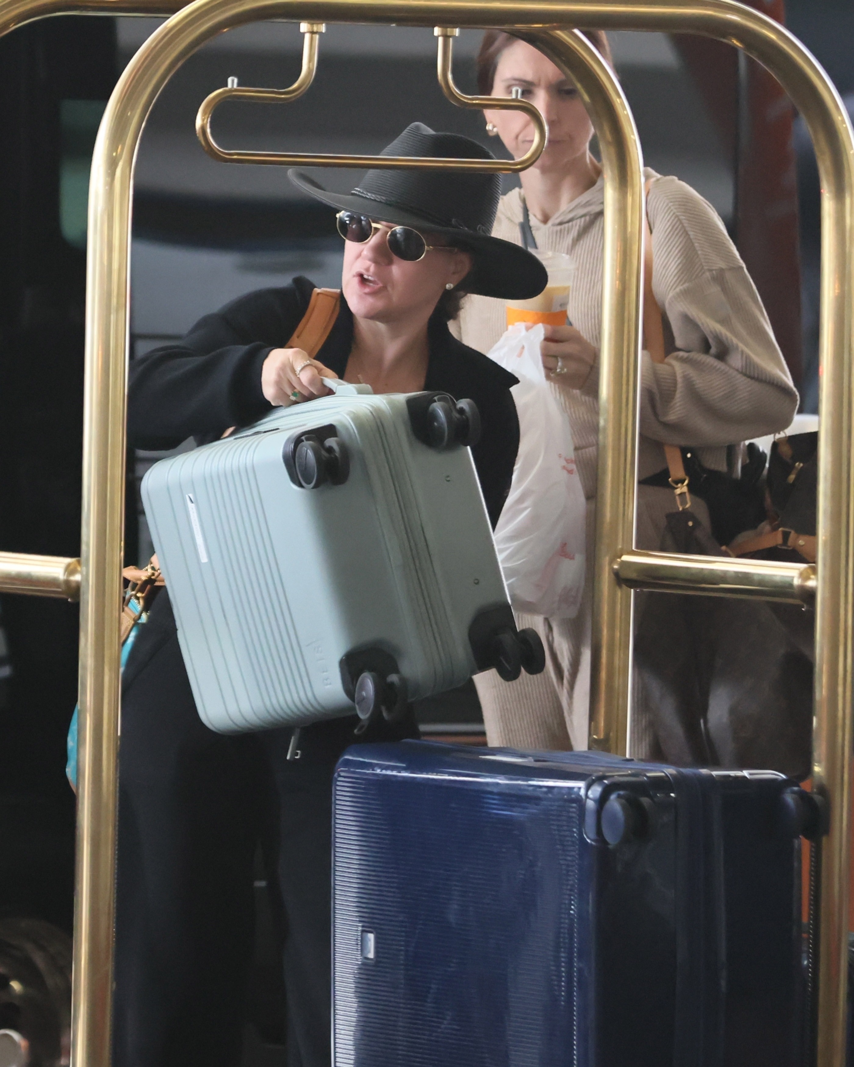Kelly Clarkson handling baggage. 