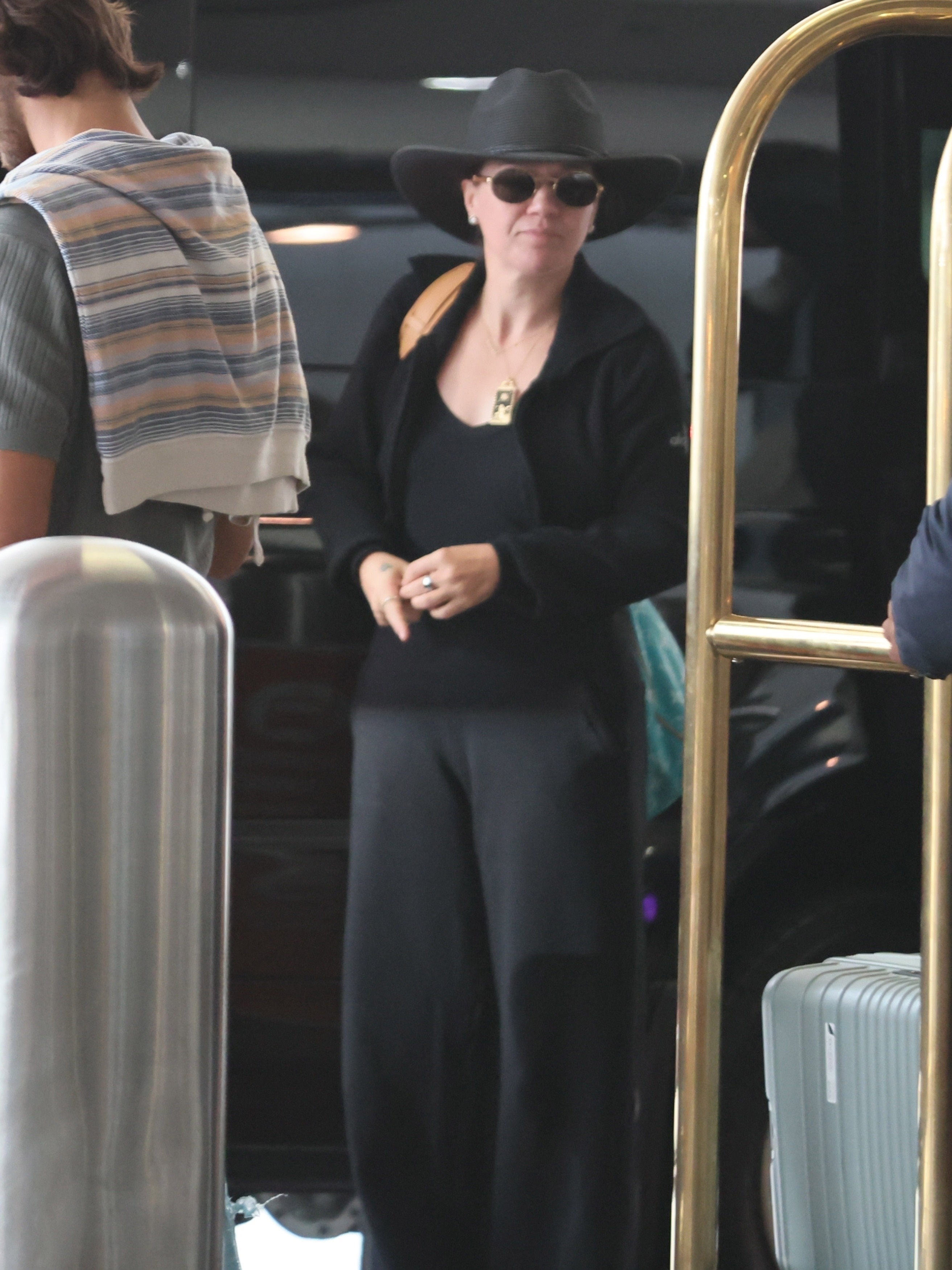 Kelly Clarkson in a black outfit. 
