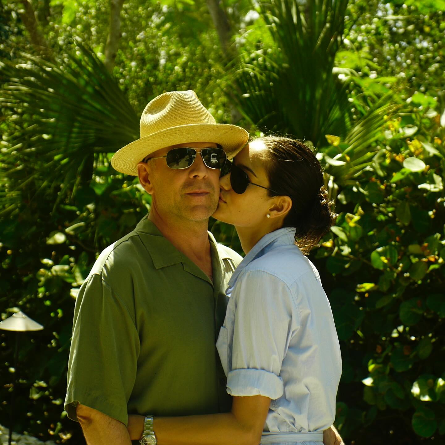 Emma Heming kissing Bruce Willis on the cheek