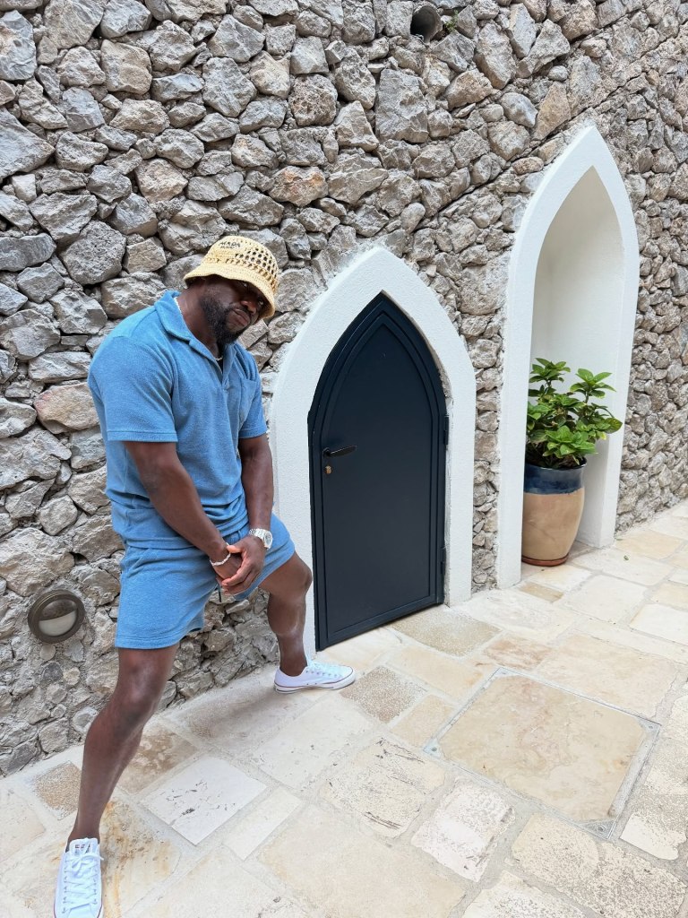 Kevin Hart strikes a pose while on a vacation. 
