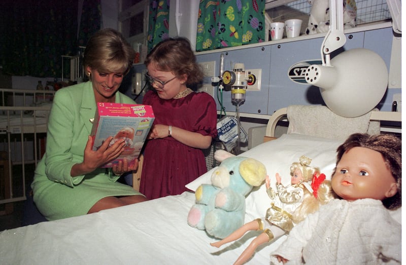 LONDON : 14/2/97 : DIANA, PRINCESS OF WALES, WITH HEATHER BENDER DURING HER VISIT TO GREAT ORMOND STREET HOSPITAL. PA NEWS PHOTO BY JOHN STILLWELL. (Photo by John Stillwell - PA Images/PA Images via Getty Images)