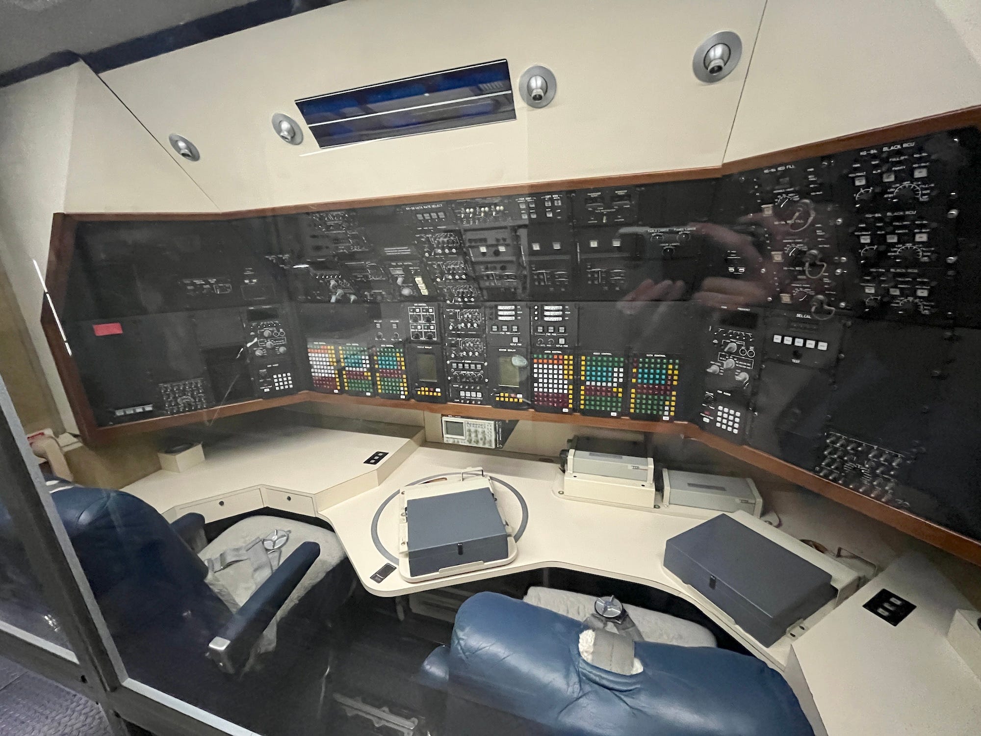 The communication facility on board SAM 26000.