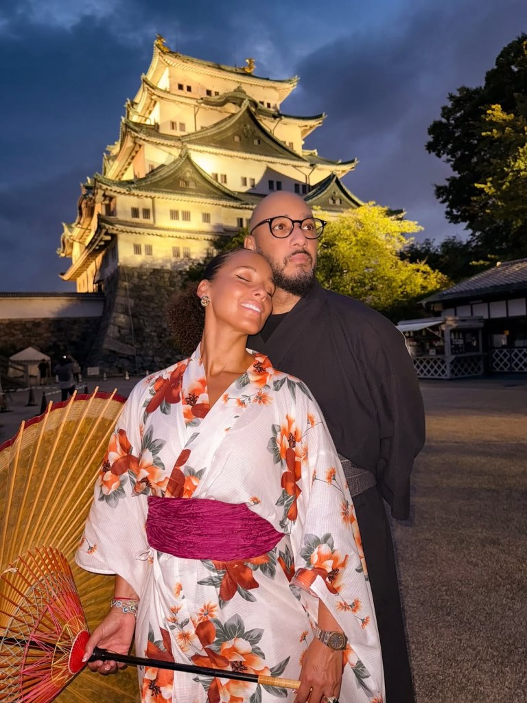 Alicia Keys and hubby Swizz Beatz cuddle up in front of  Nagoya Castle in Japan.
