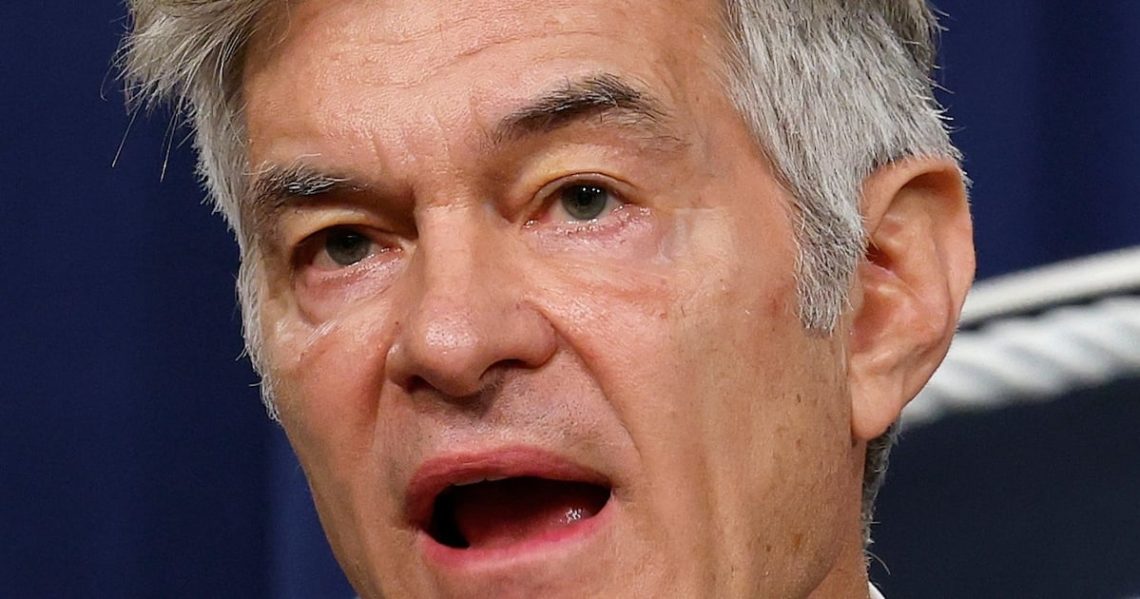 Dr. Oz Shows Off ‘Beautiful’ Trump Portrait in His Office