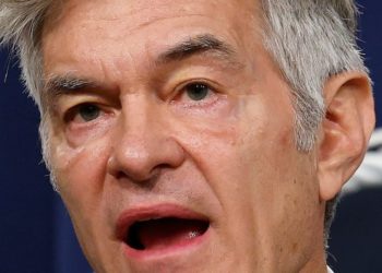 Dr. Oz Shows Off ‘Beautiful’ Trump Portrait in His Office