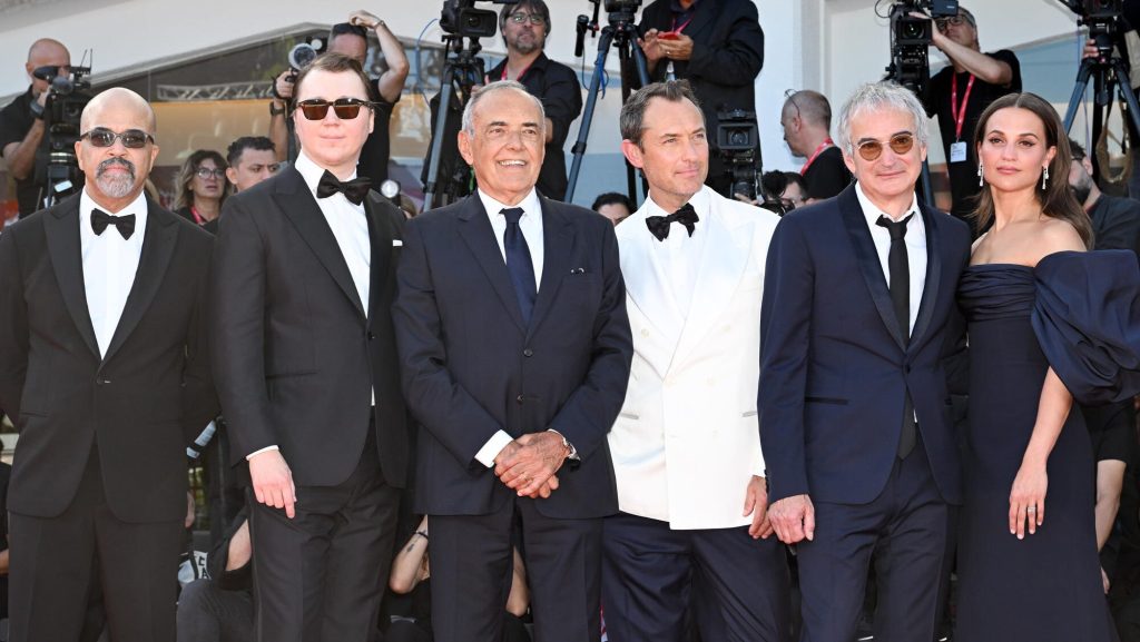 Paul Dano/Jude Law-Starrer ‘The Wizard Of The Kremlin’ Demands Nearly 12-Minute Ovation – Venice Film Festival