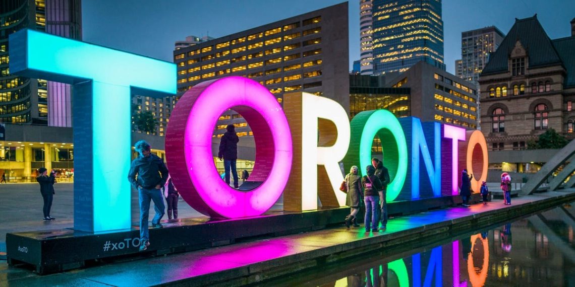 I was born and raised in Toronto. Here are the 8 mistakes I always see tourists make when they visit.