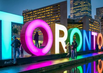 I was born and raised in Toronto. Here are the 8 mistakes I always see tourists make when they visit.