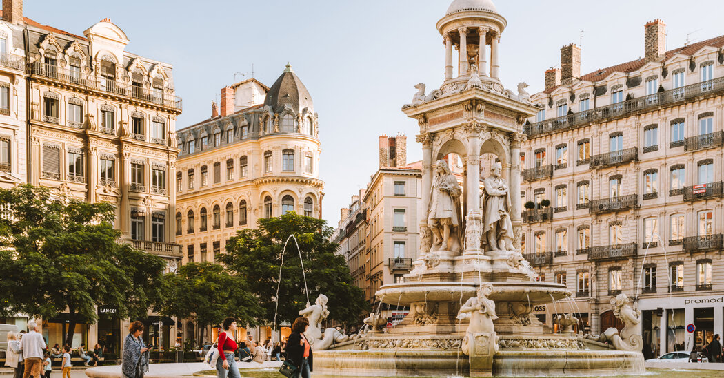 Fears of a French Government Collapse Send Its Borrowing Costs Soaring