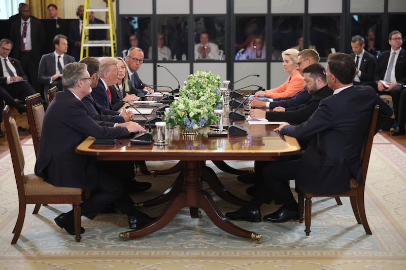 WASHINGTON, DC - AUGUST 18: U.S. President Donald Trump hosts a meeting with Ukrainian President Volodymyr Zelensky, European Commission President Ursula von der Leyen, NATO Secretary-General Mark Rutte, and other European leaders at the White House on August 18, 2025 in Washington, DC. President Trump hosted President Zelensky at the White House for a bilateral meeting and an expanded meeting with European leaders to discuss a peace deal between Russia and Ukraine. (Photo by Win McNamee/Getty Images)