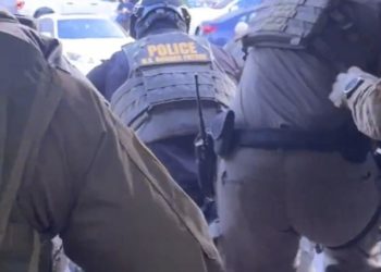 Home Depot de Los Ángeles fue allanado dos veces en un día. Los críticos afirman que los agentes de inmigración están desobedeciendo una orden judicial.