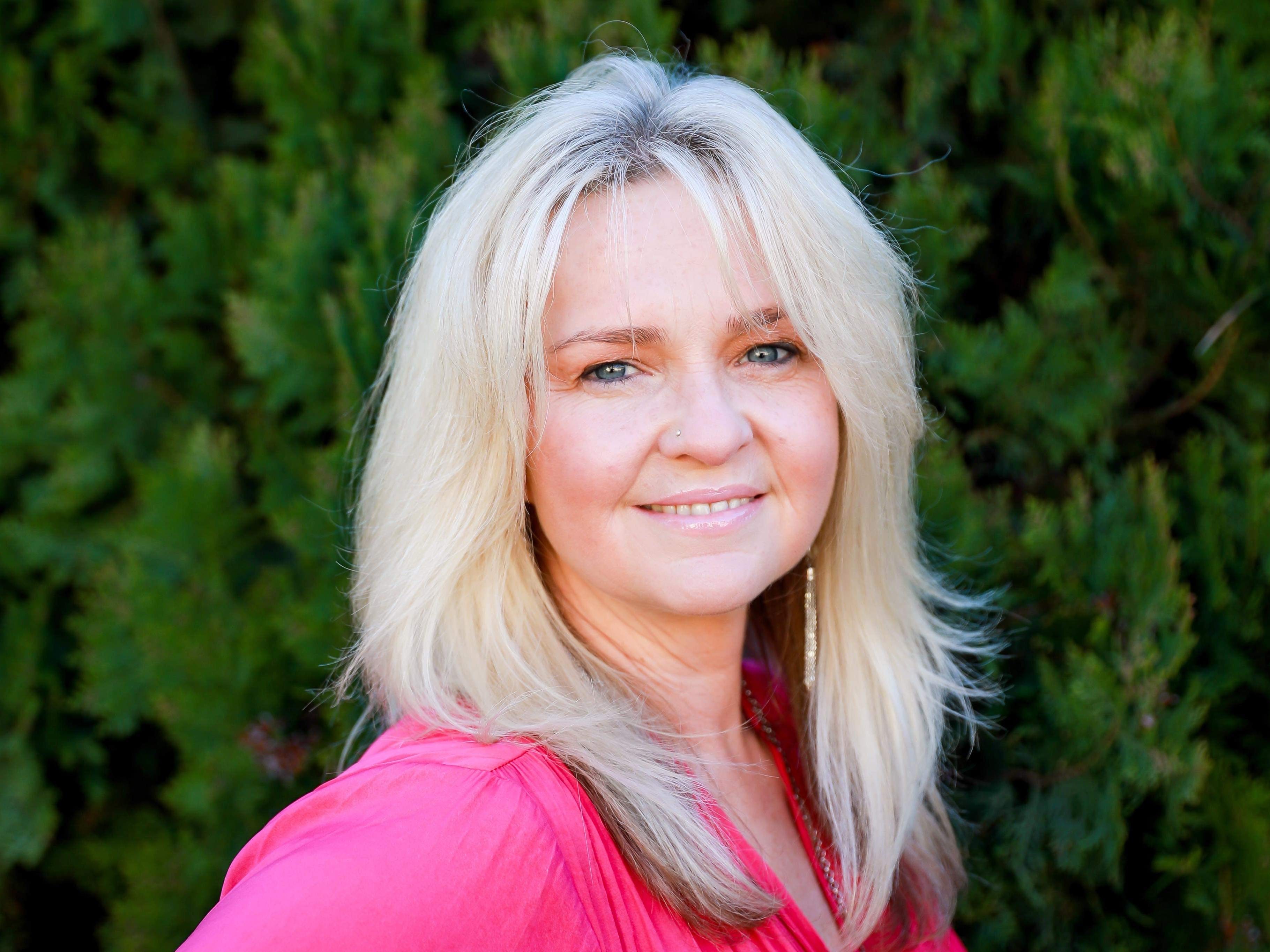 headshot of Liz Walton