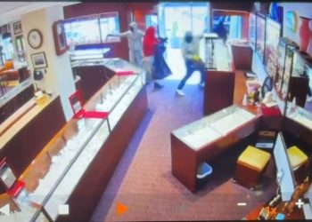 Masked robbers pull off brazen midday heist at Seattle jewelry store in under two minutes