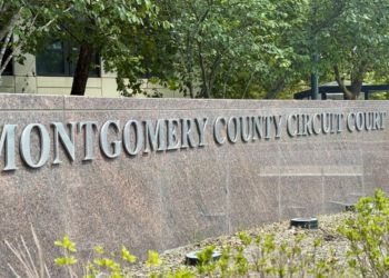 Mother of 2 missing children held without bail after previous case dropped for mental health reasons