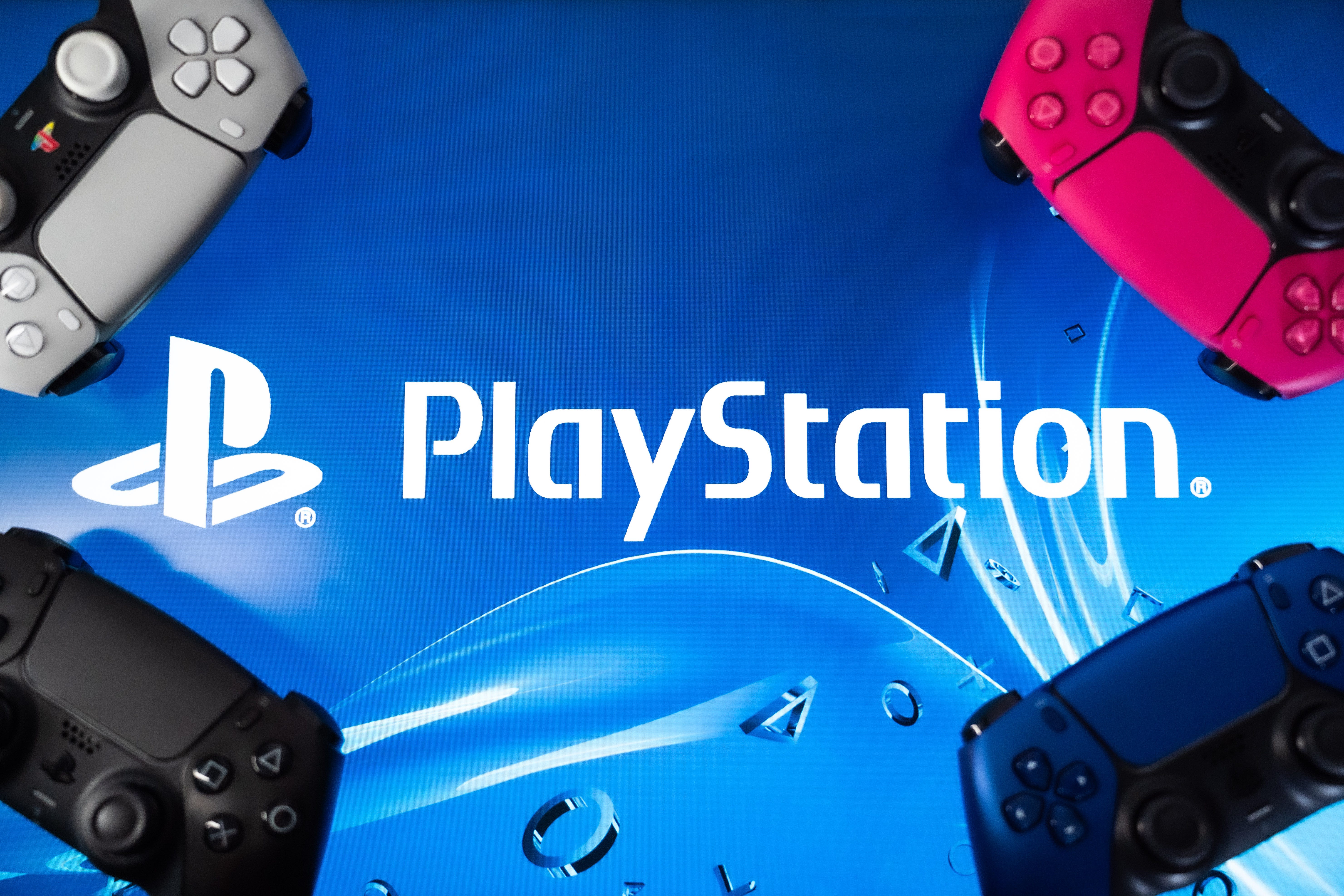The logo of Sony PlayStation and four DualSense wireless controllers is shown.