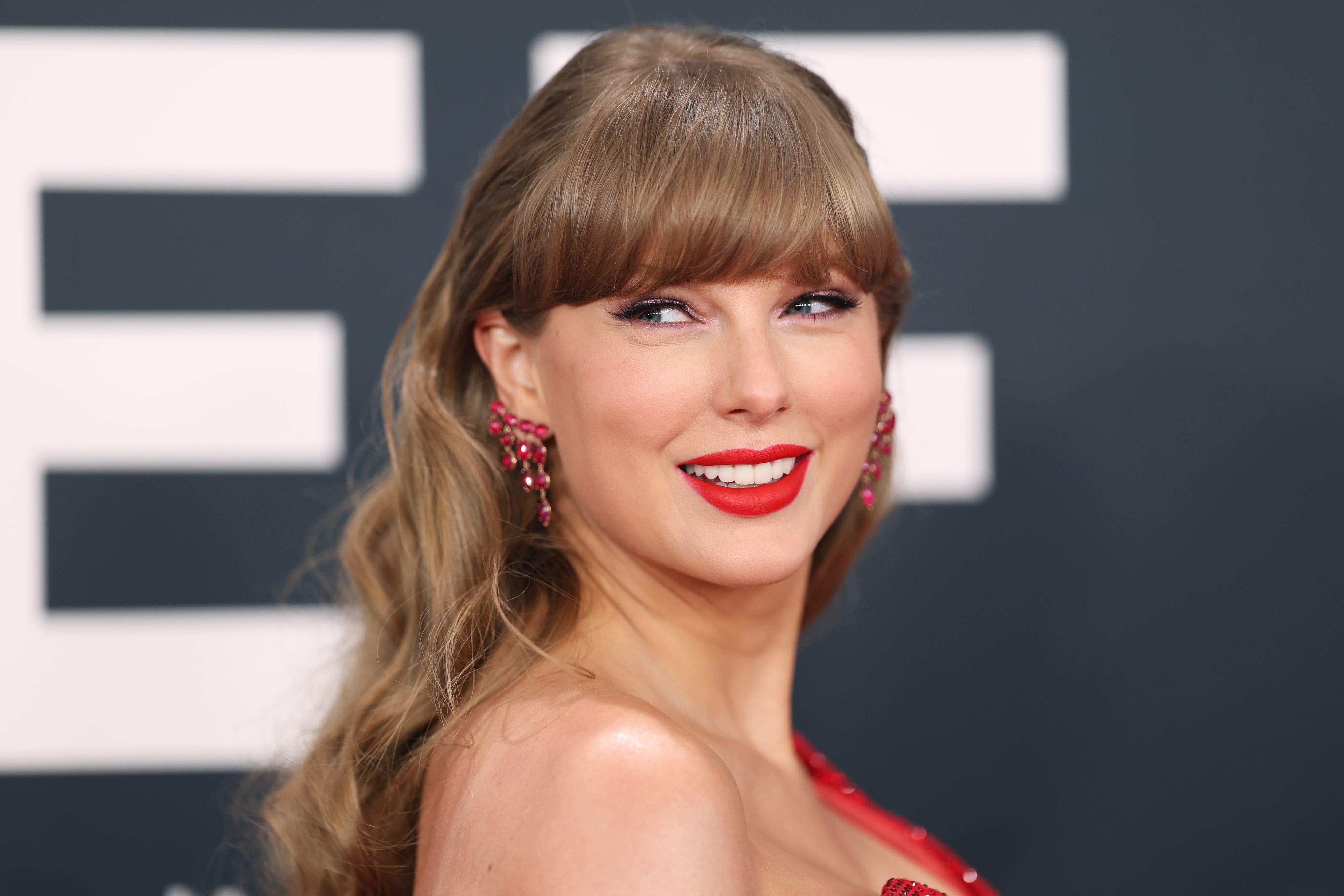 Taylor Swift in red
