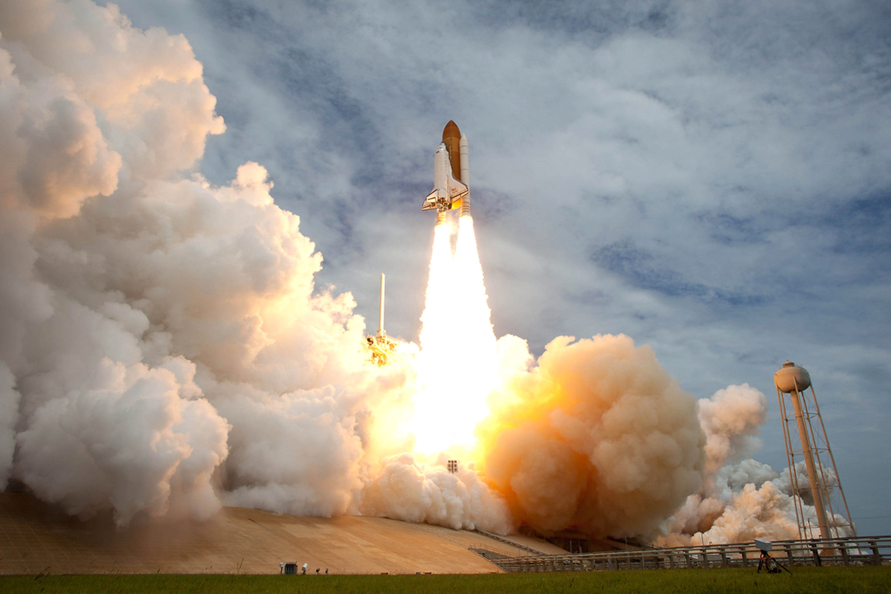 space shuttle atlantis launchpad 39a liftoff rocket launch kennedy space center sts 135 sts135 last final mission nasa july 8 2011 GettyImages 118600168