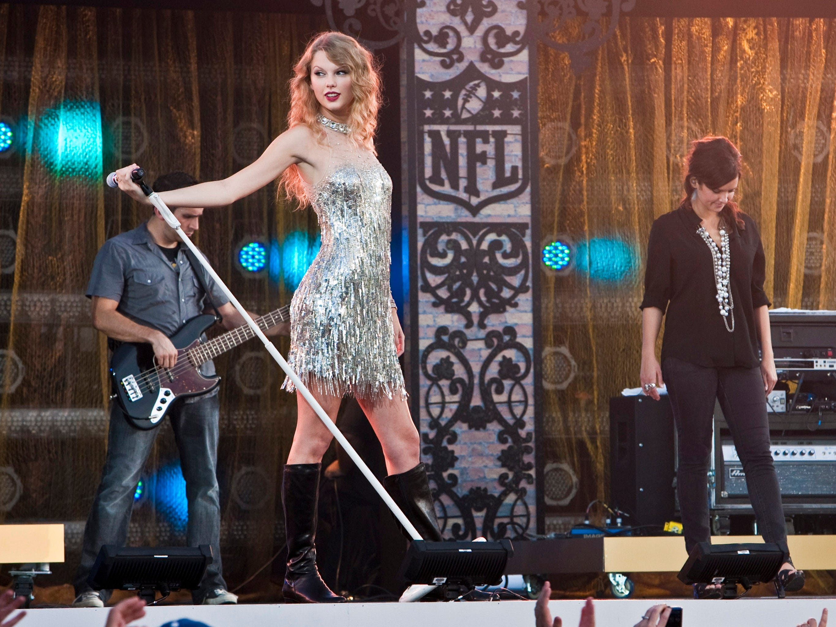 taylor swift 2010 nfl kickoff