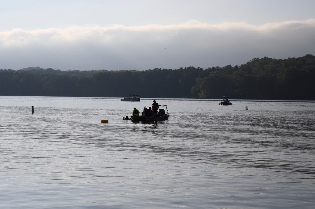 Dive team on Atwood Lake recovering a body.