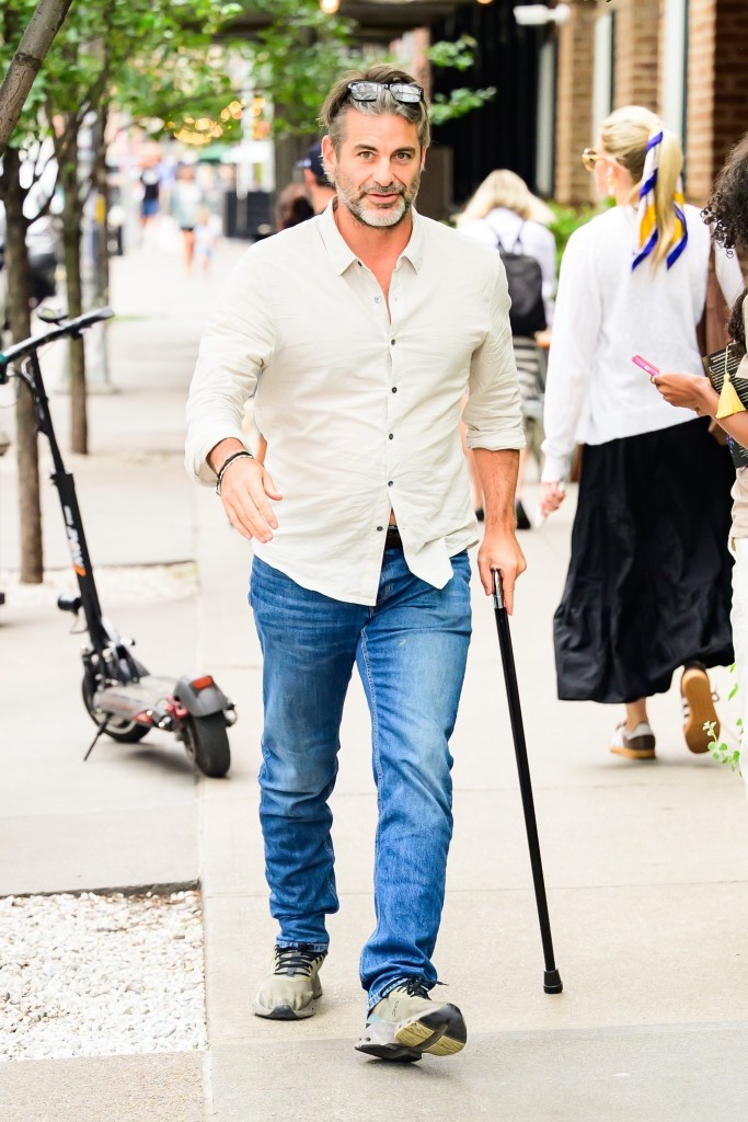 New York, NY Jennifer Anistons boyfriend Jim Curtis was seen leaving their hotel with her bodyguard to head to lunch at Zero Bond, but things didnt go as planned. After their black Escalade pulled off without him, Jim was left to return in a small Uber, turning heads with the surprising change in ride.
