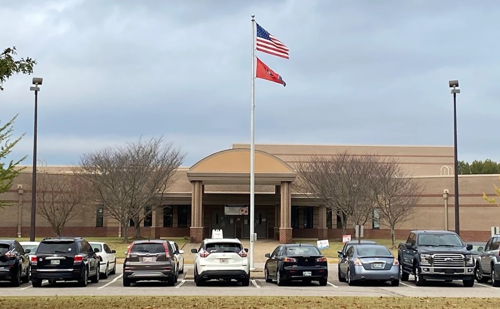 Outside view of River Crest Elementary School.