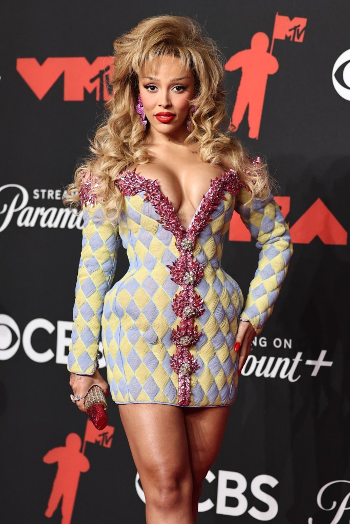 Doja Cat on the VMAs 2025 red carpet in Balmain