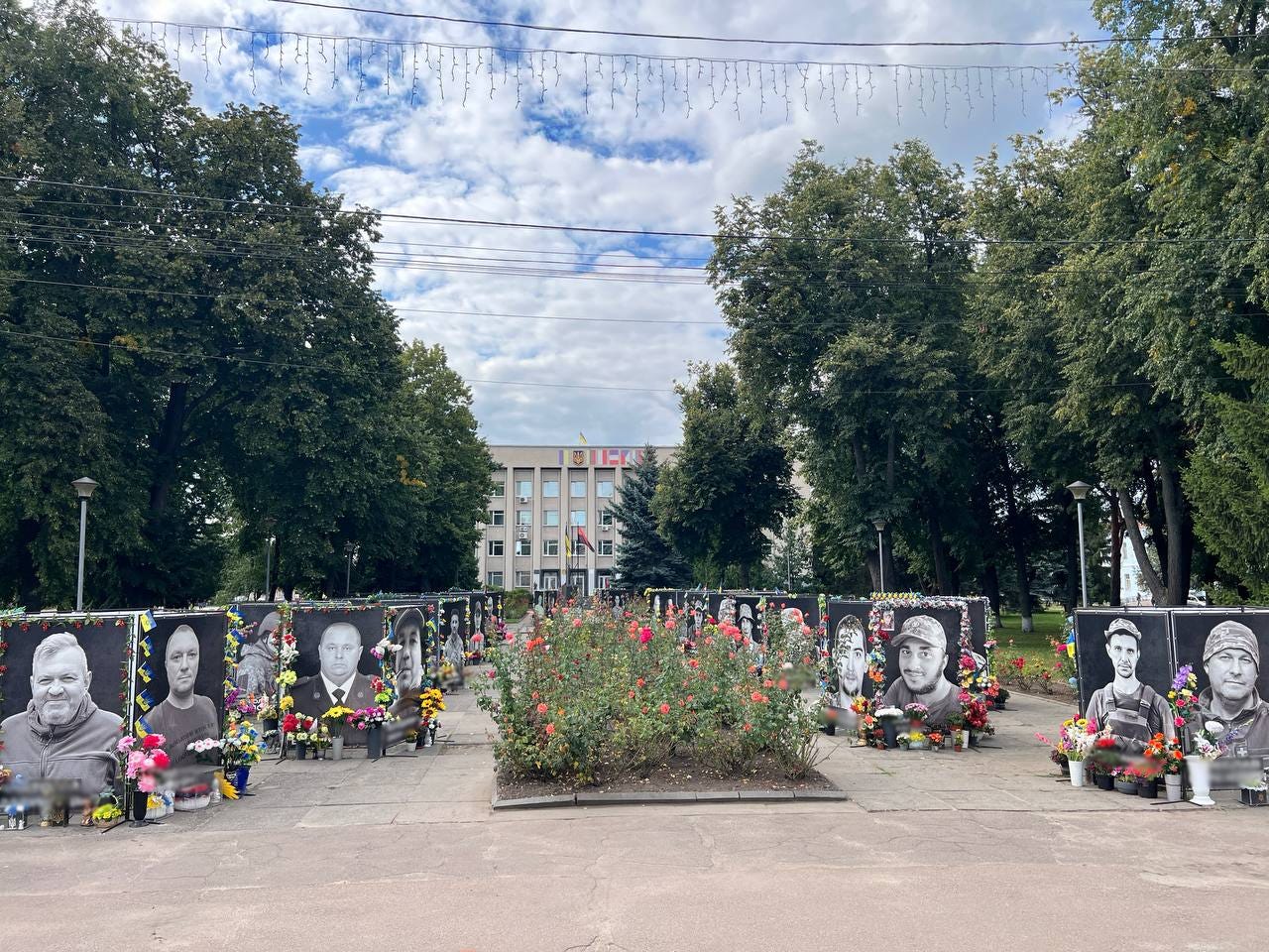 A photo of the portraits of killed Ukrainian soldiers standing in the center of Konotop.