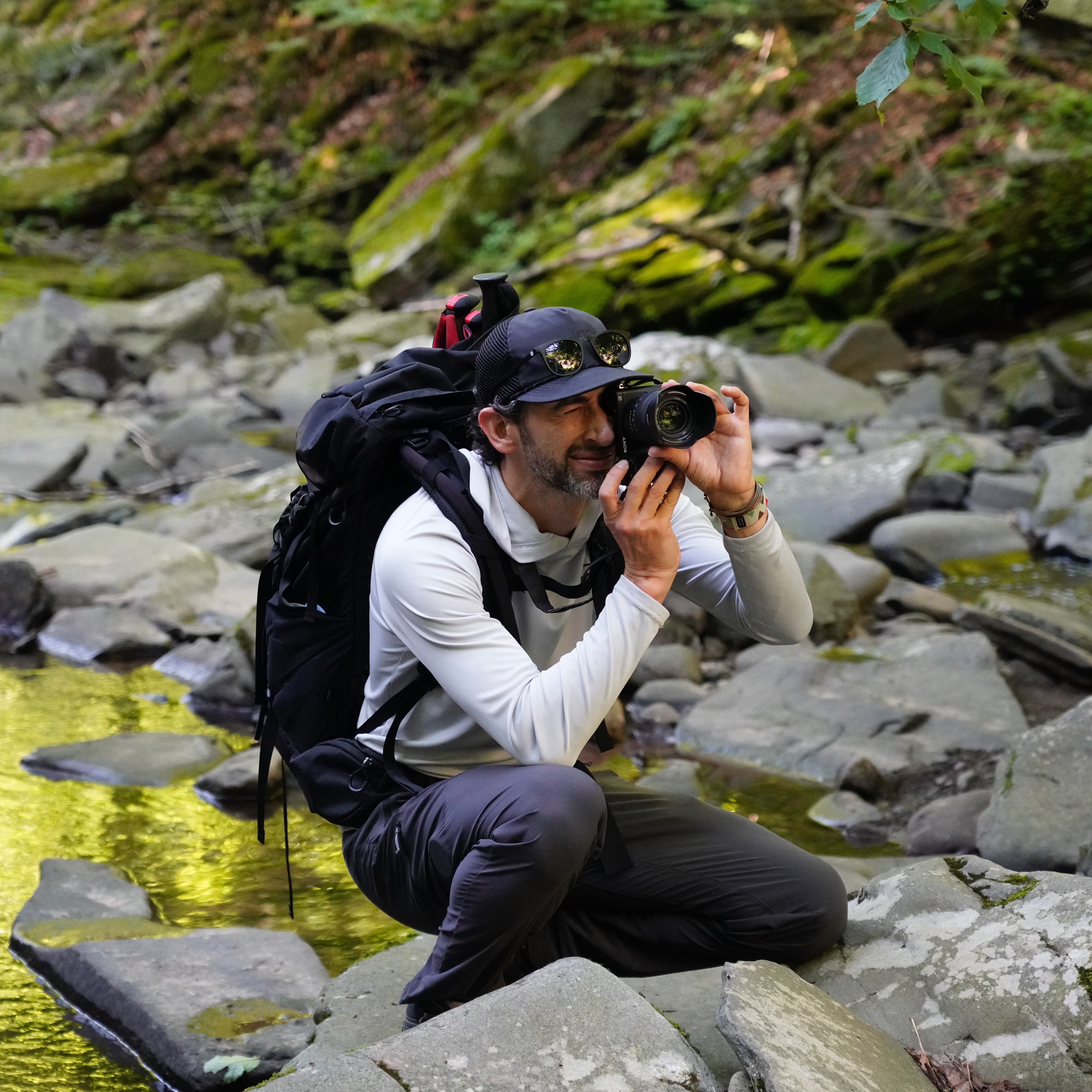 Cliff Goldstein taking a photograph