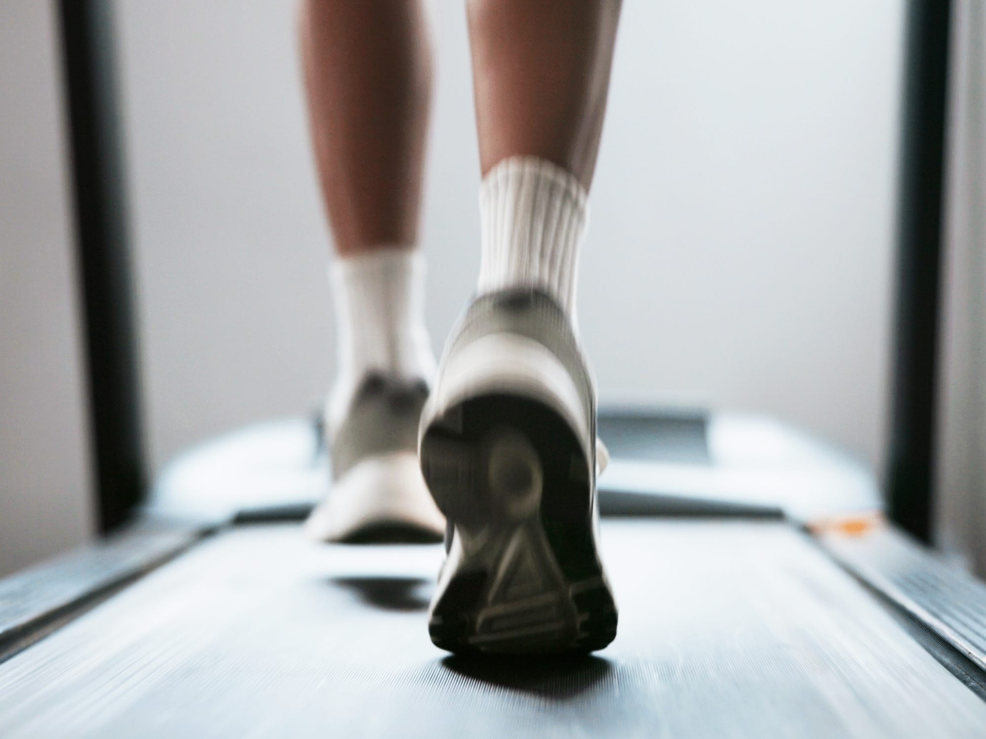 A GIF of someone running on a treadmill.