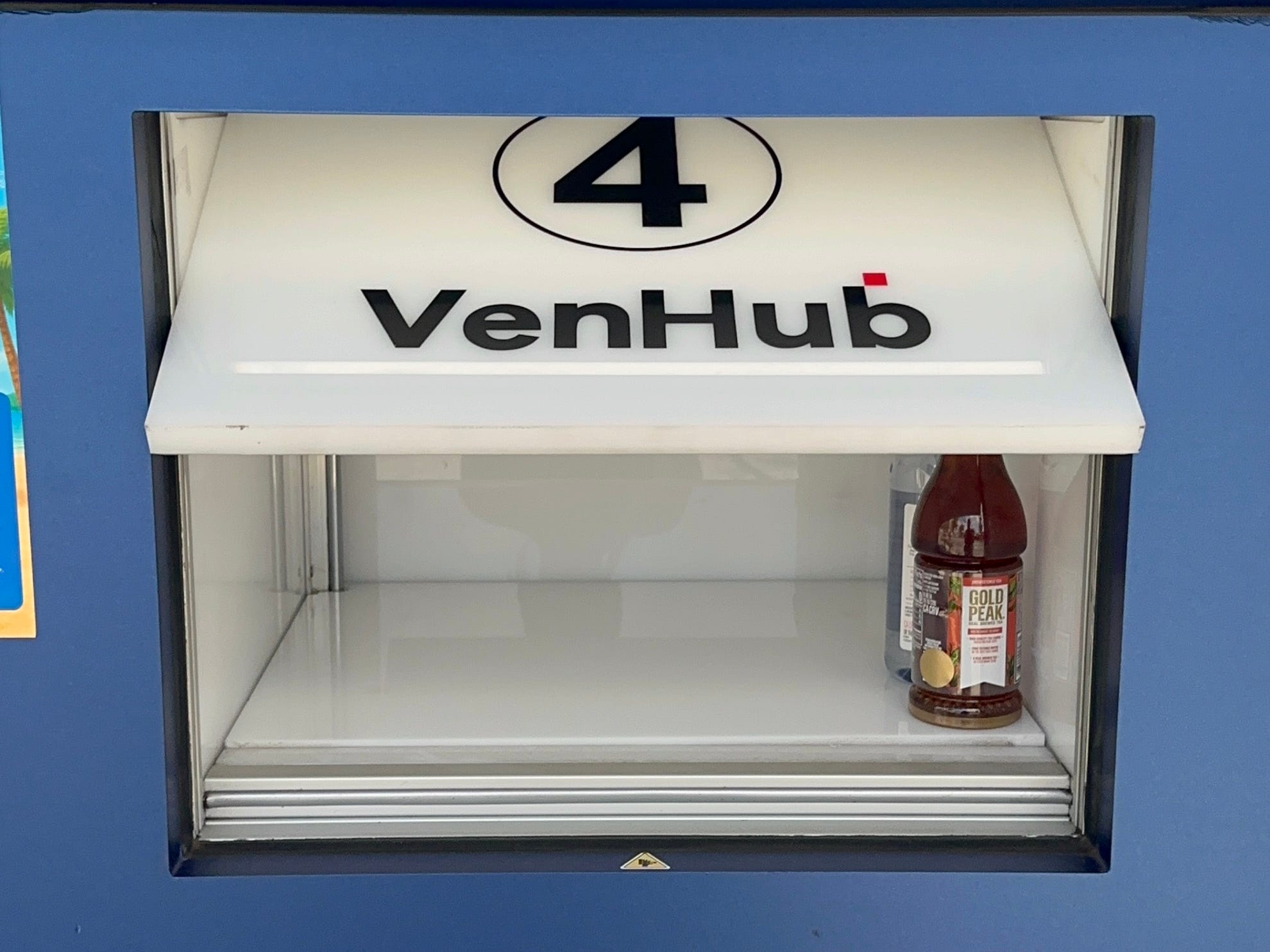 Compartment on VenHub opening to reveal ice tea and water