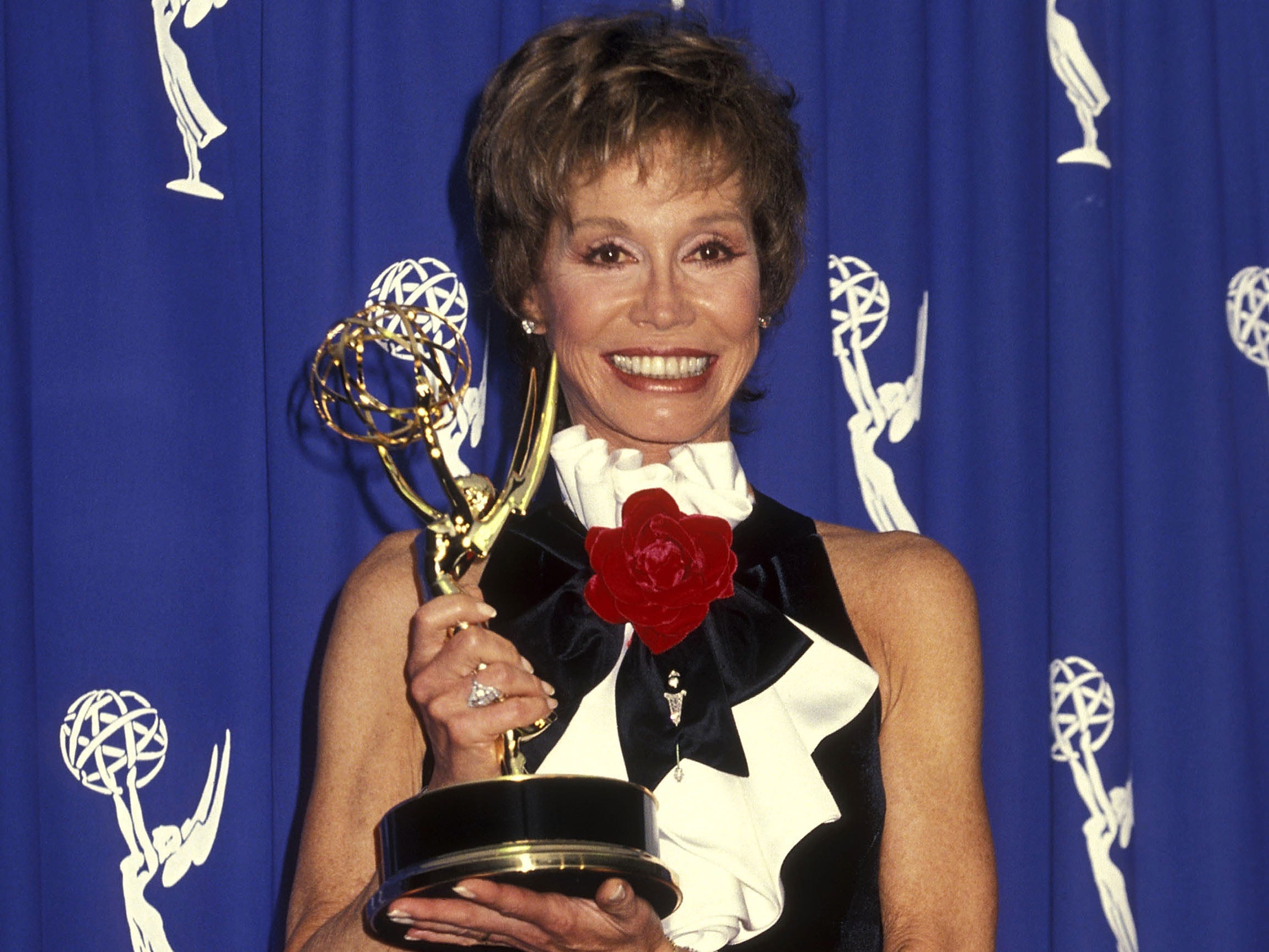 Actress Mary Tyler Moore attends the 45th Annual Primetime Emmy Awards on September 19, 1993 at the Pasadena Civic Auditorium in Pasadena, California. (