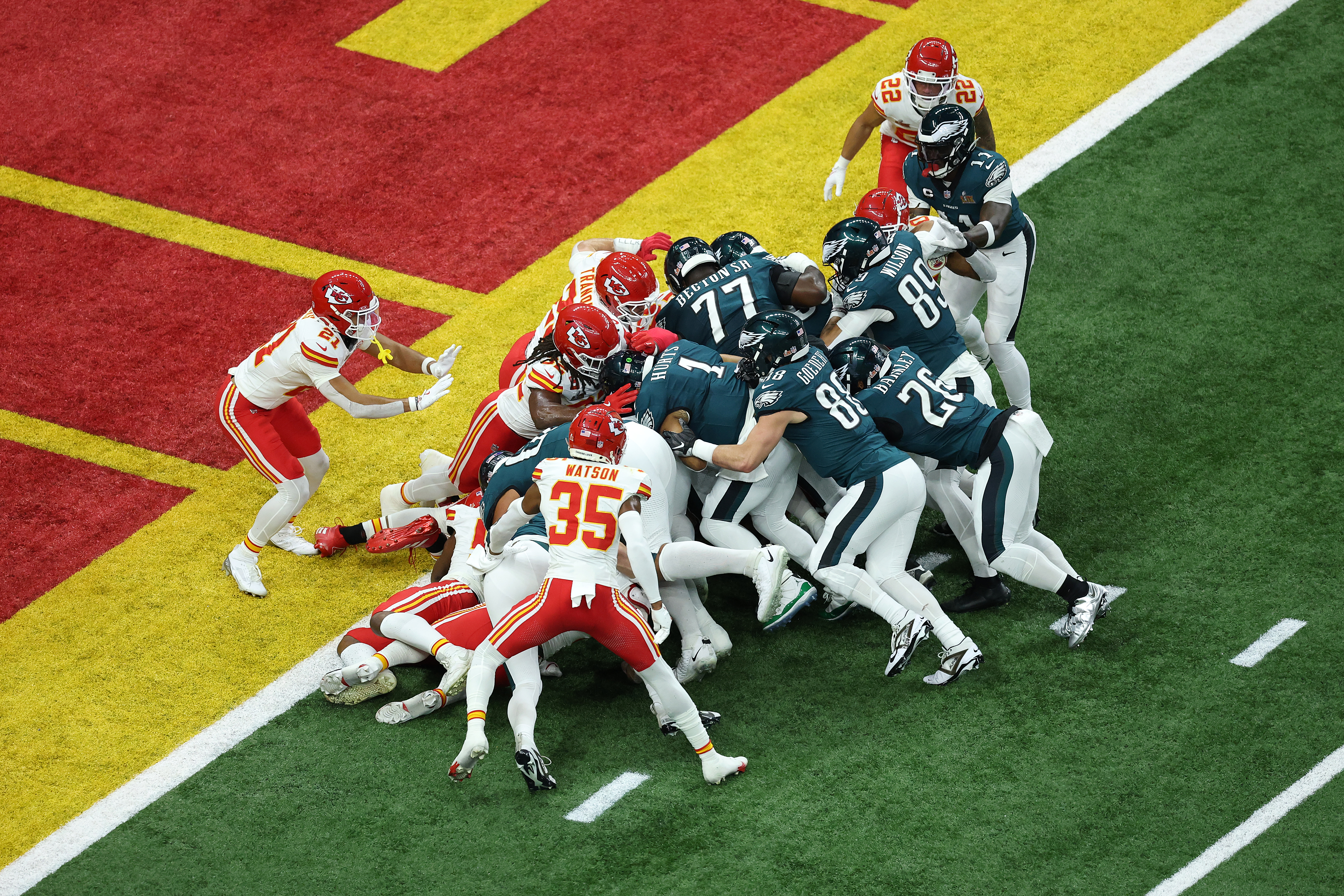 The Chiefs and Eagles NFL teams playing football